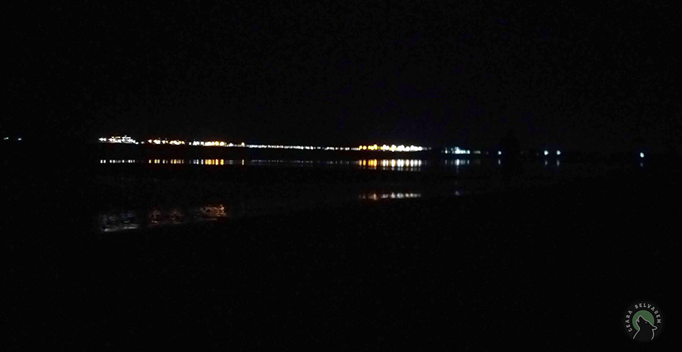 Luzes do Porto do Pecém refletidas na água