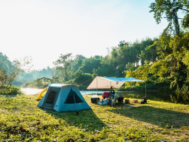 Barraca de camping frente ao lago