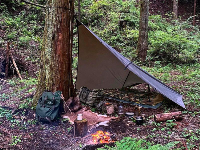 Pausa na trilha, ancora a tarp e eis seu acampamento