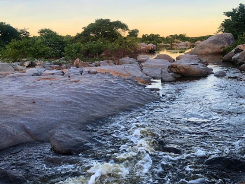 Rio perene no caminho das aventuras junto a natureza selvagem do Ceará