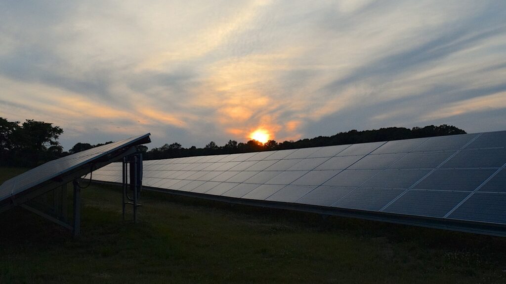 iGreen Energy - Por de sol na fazenda solar