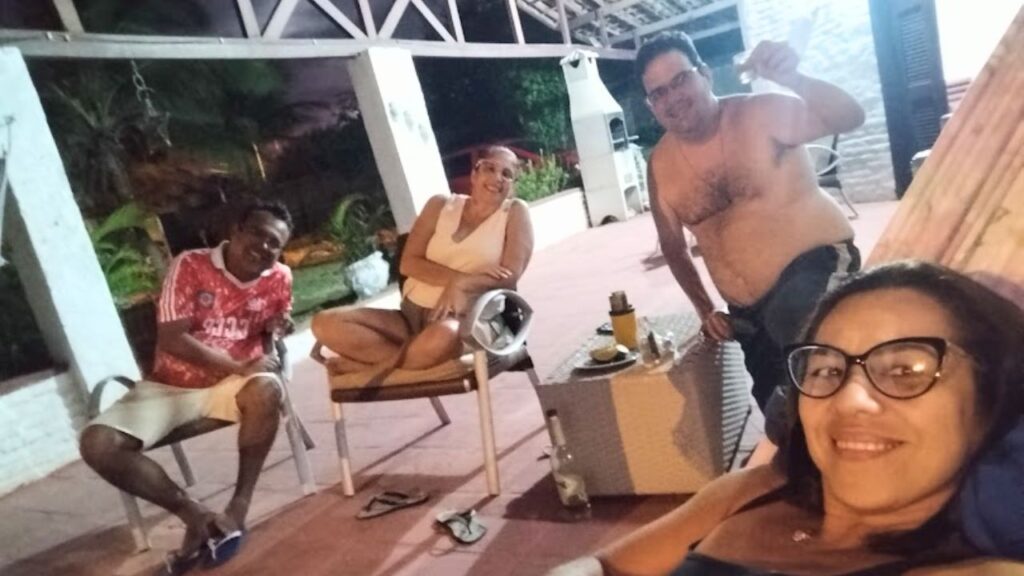 Relaxando com a mulher e os amigos queridos