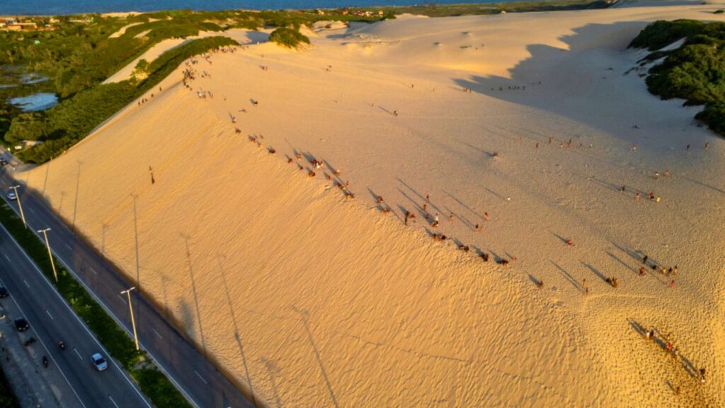 Na Sabiaguaba, a Duna do Pôr do Sol ou Duna da Baleia 