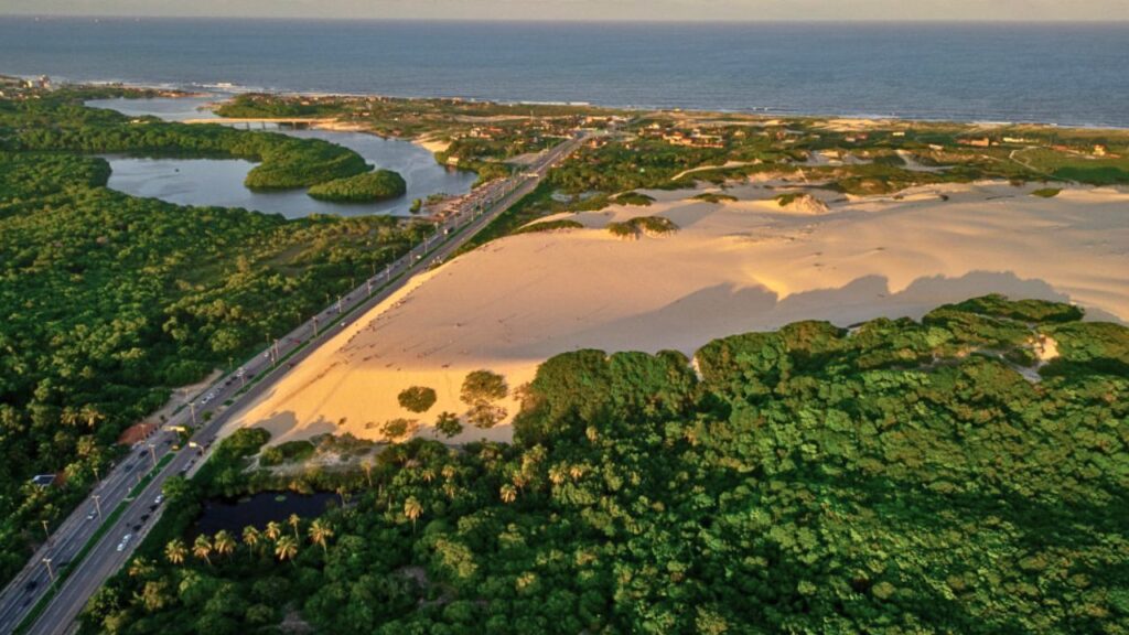 Visão da Sabiaguaba com a Duna da Baleia encostada na avenida com a ponte ao fundo